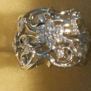 925 Moissanite Platineve 1.02ctw DEW RING Actual moissanite weight is .95ctw.